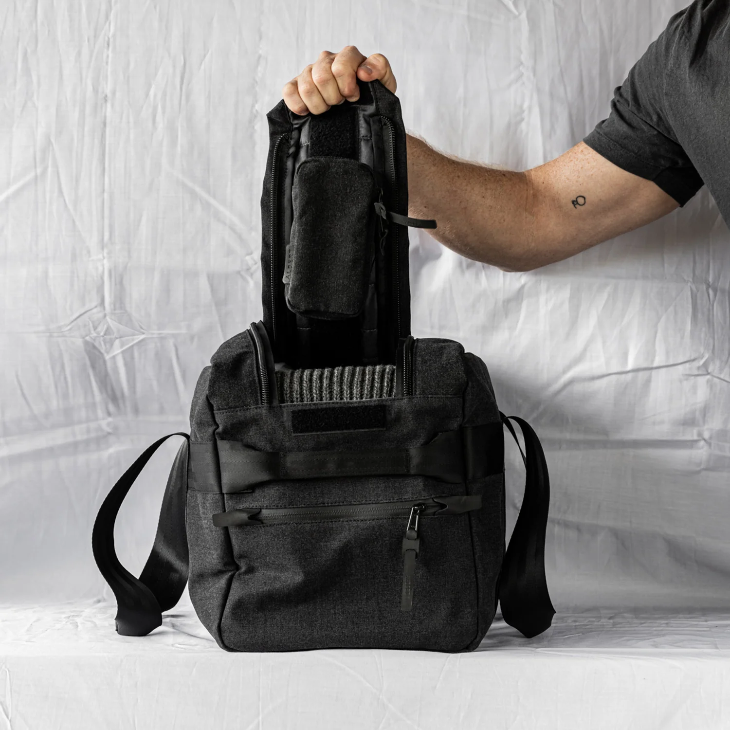 afternoons with Albert | technical weekender bag | black - Image 9