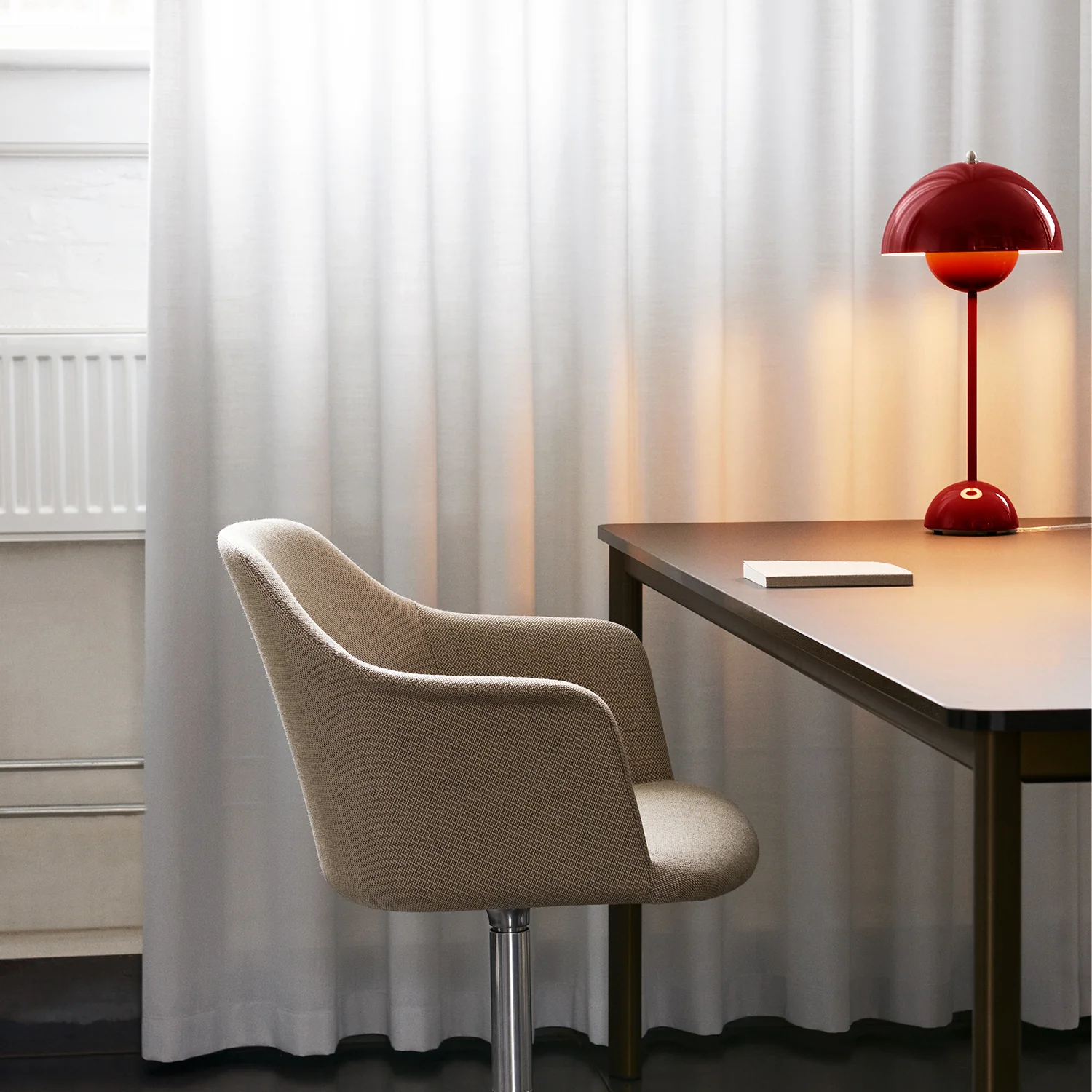 &tradition | flowerpot VP3 table lamp | vermilion red - Image 3