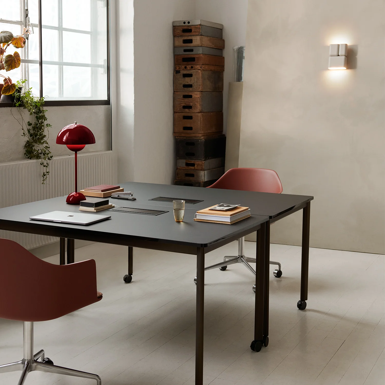 &tradition | flowerpot VP3 table lamp | vermilion red - Image 4