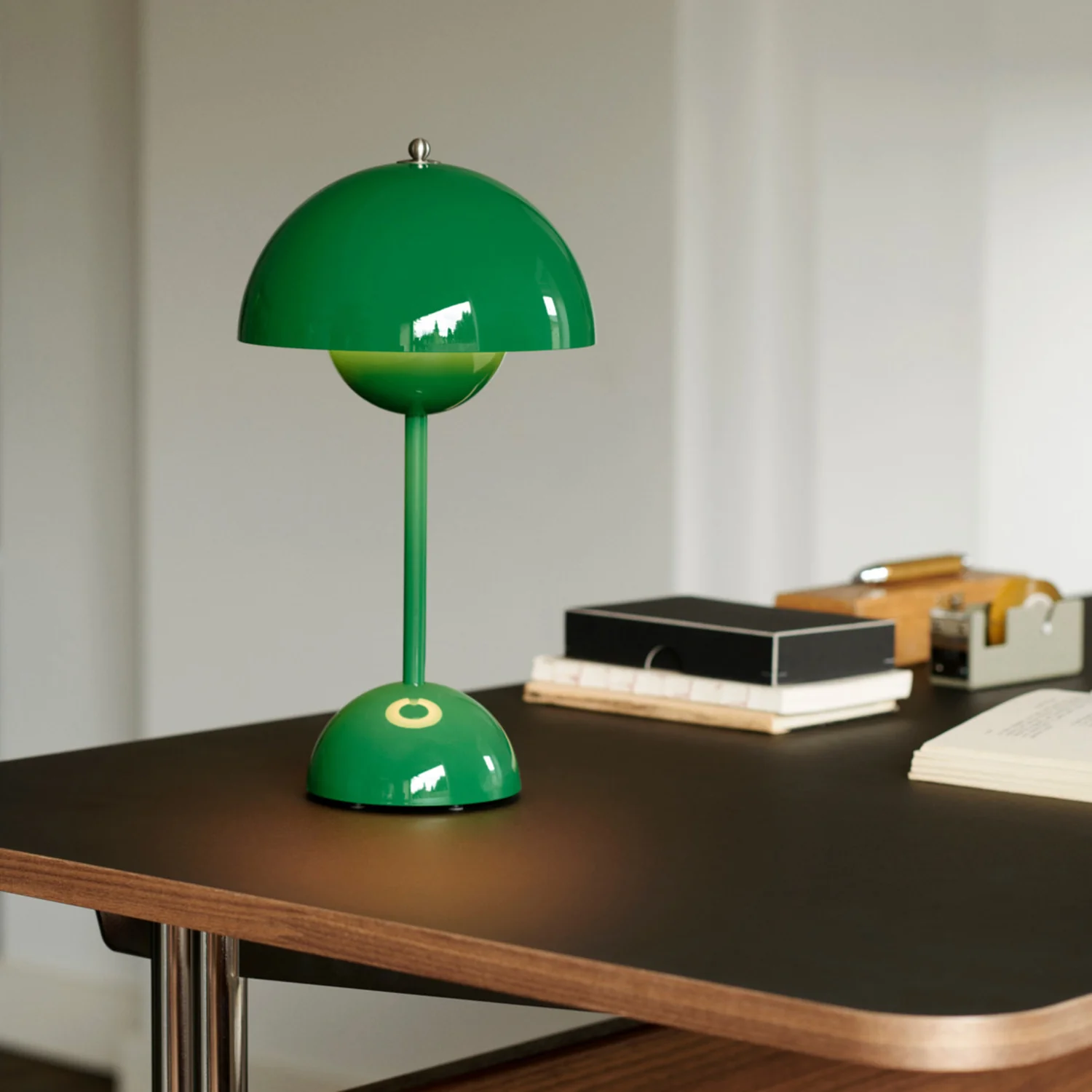 &tradition | flowerpot VP9 portable lamp | signal green - Image 11