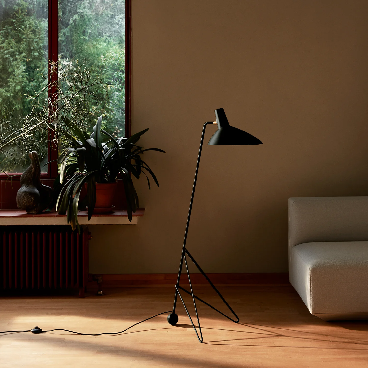 &tradition | tripod HM8 floor lamp | black - Image 2