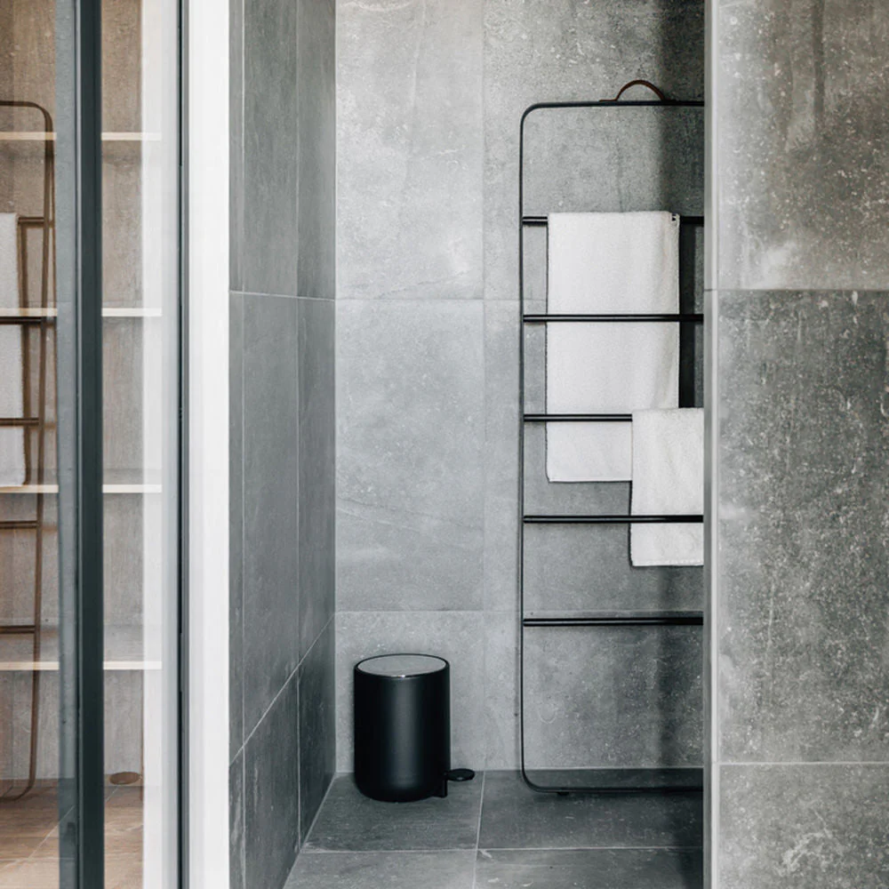audo copenhagen (menu) | norm towel ladder | black + dark oak - Image 3
