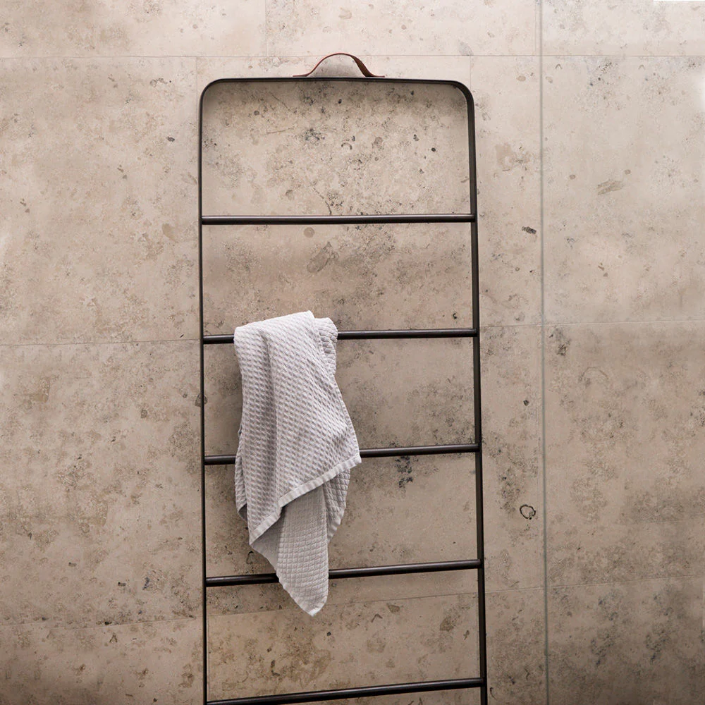 audo copenhagen (menu) | norm towel ladder | black + dark oak - Image 4