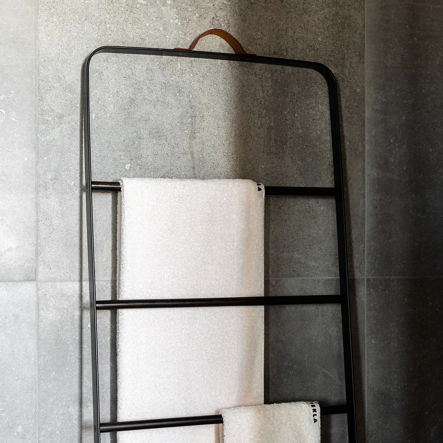 audo copenhagen (menu) | norm towel ladder | black + dark oak - Image 6