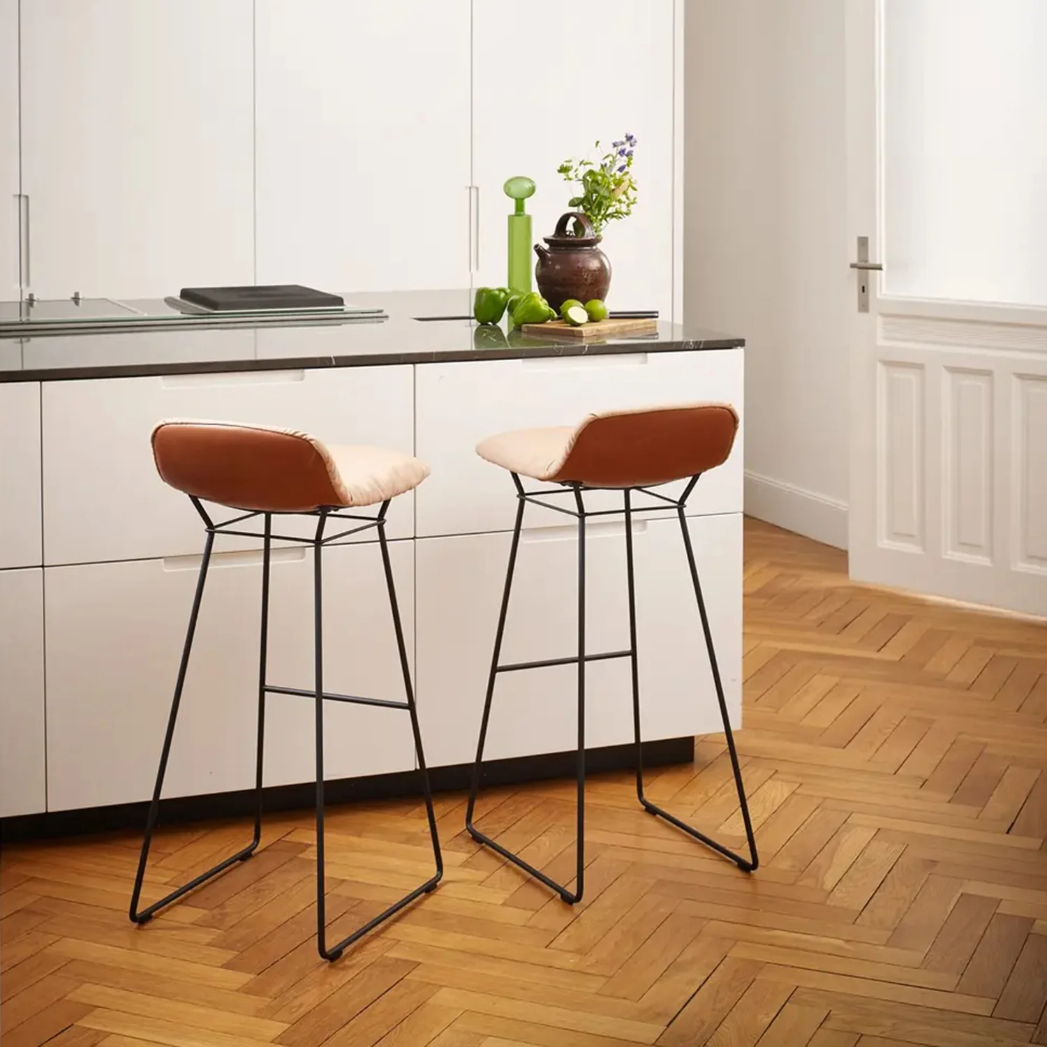 freifrau | leya barstool low | wire frame | sahara ebony (black) leather - Image 3