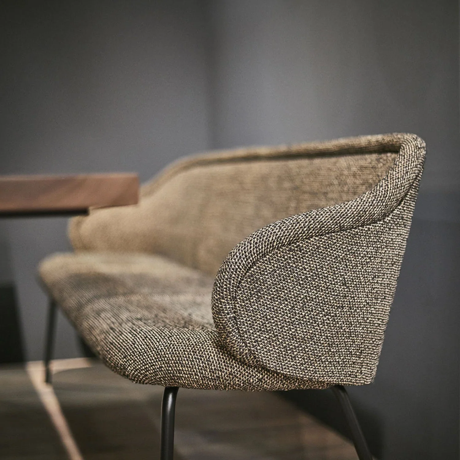 freifrau | ona curve bench 140cm | steel frame | safire 0001 - EX DISPLAY - Image 5
