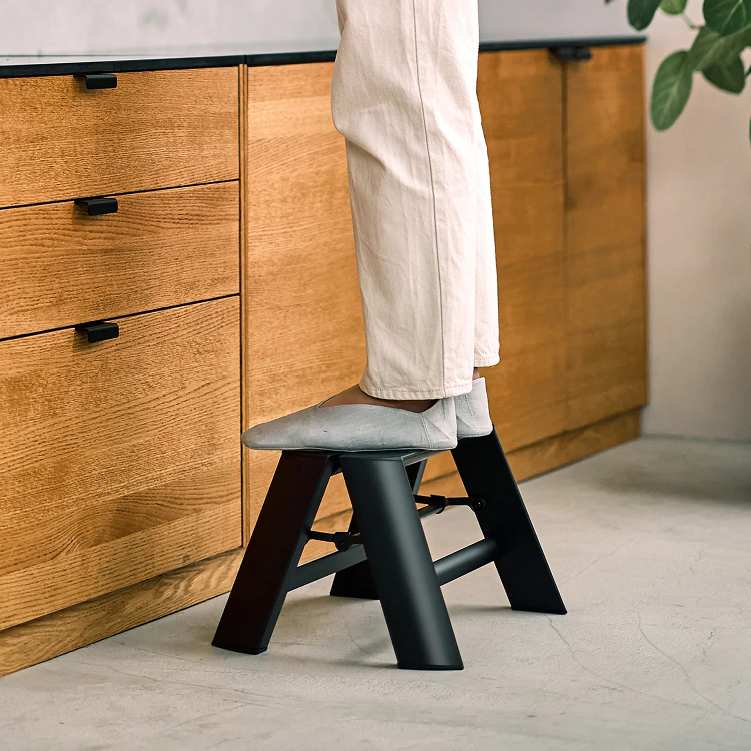 hasegawa | lucano 1 step ladder | black - Image 3