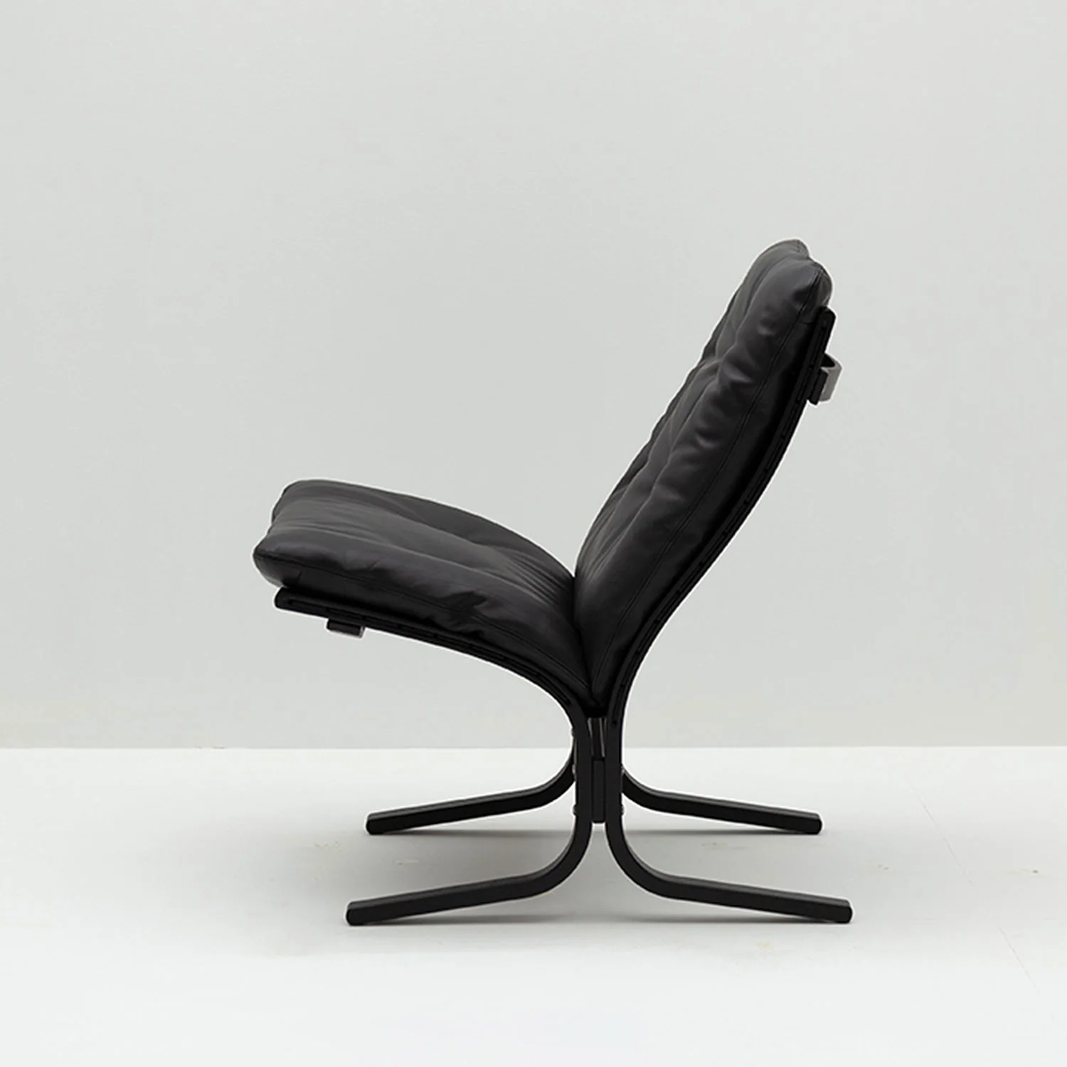 lk hjelle | siesta classic 302 chair | low back | black oak + hemsen HA19 leather - Image 2