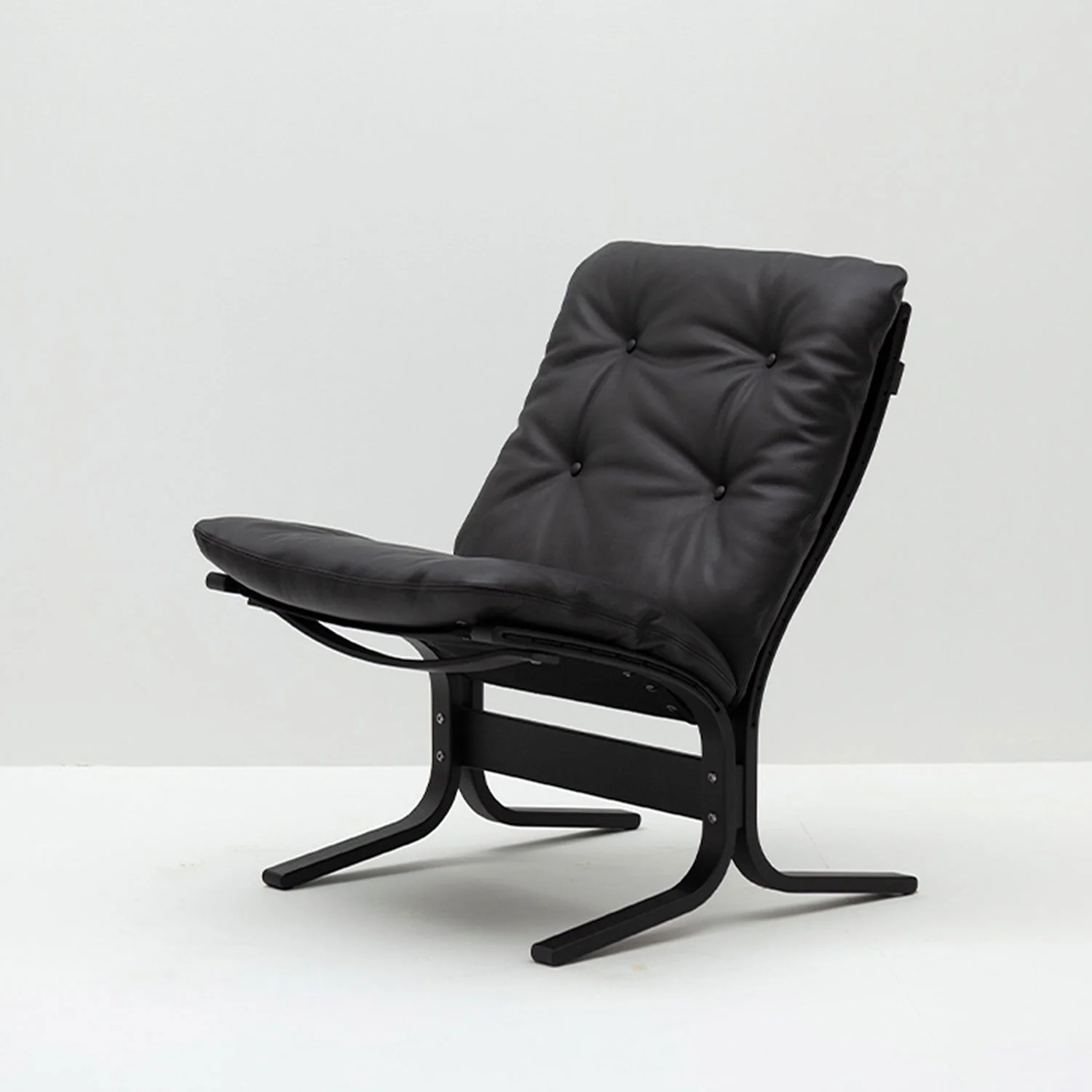 lk hjelle | siesta classic 302 chair | low back | black oak + hemsen HA19 leather - Image 4