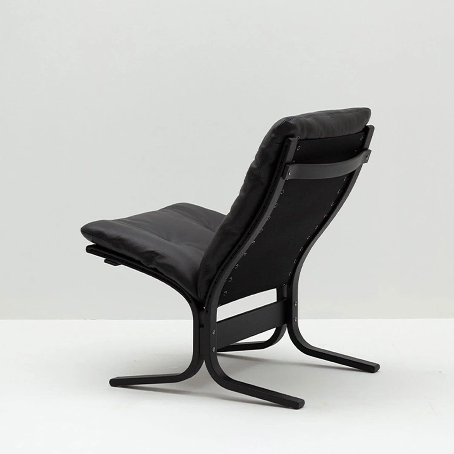lk hjelle | siesta classic 302 chair | low back | black oak + hemsen HA19 leather - Image 5