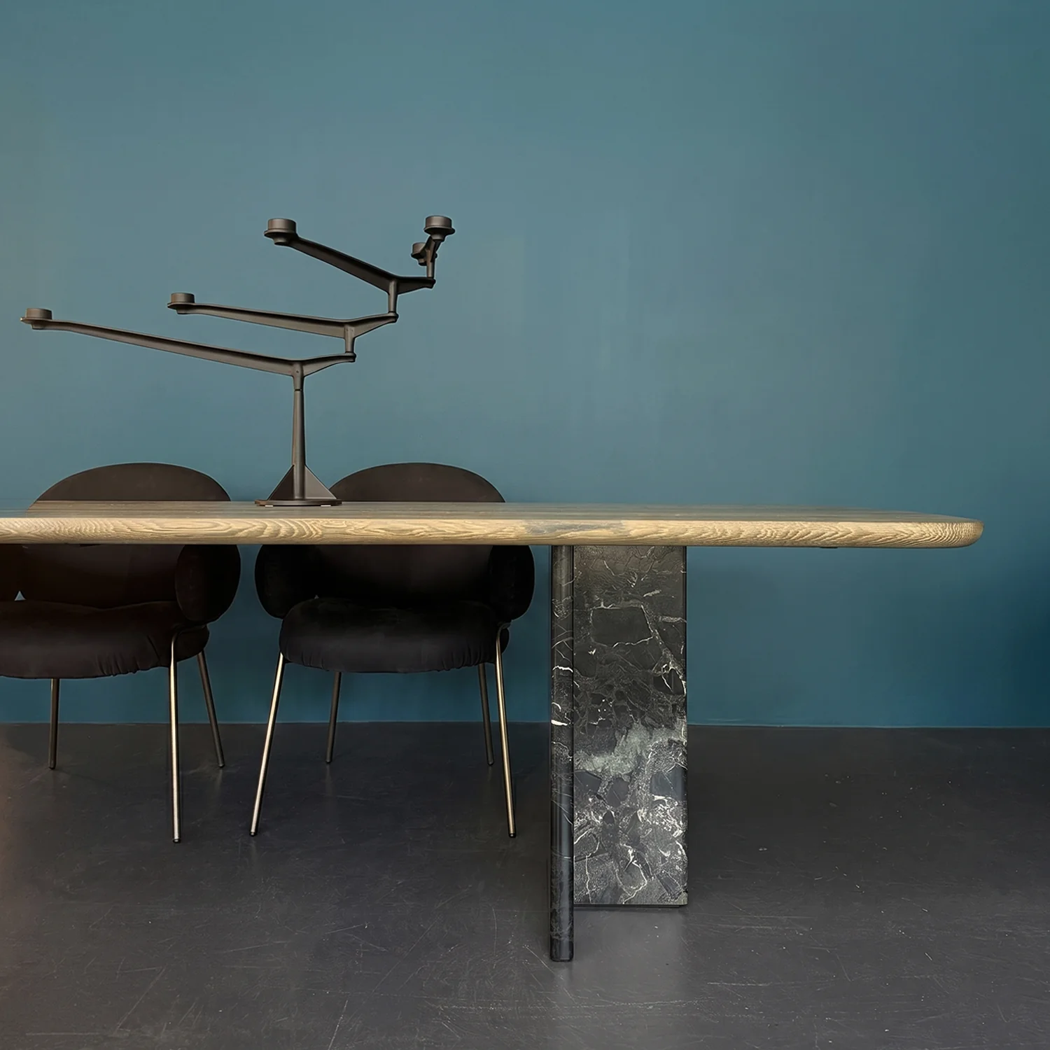 janua | BC17 t-rox dining table | top - soft rectangle schotten & hansen M1 | legs - verde lepanto stone | 280 x 100cm - Image 3