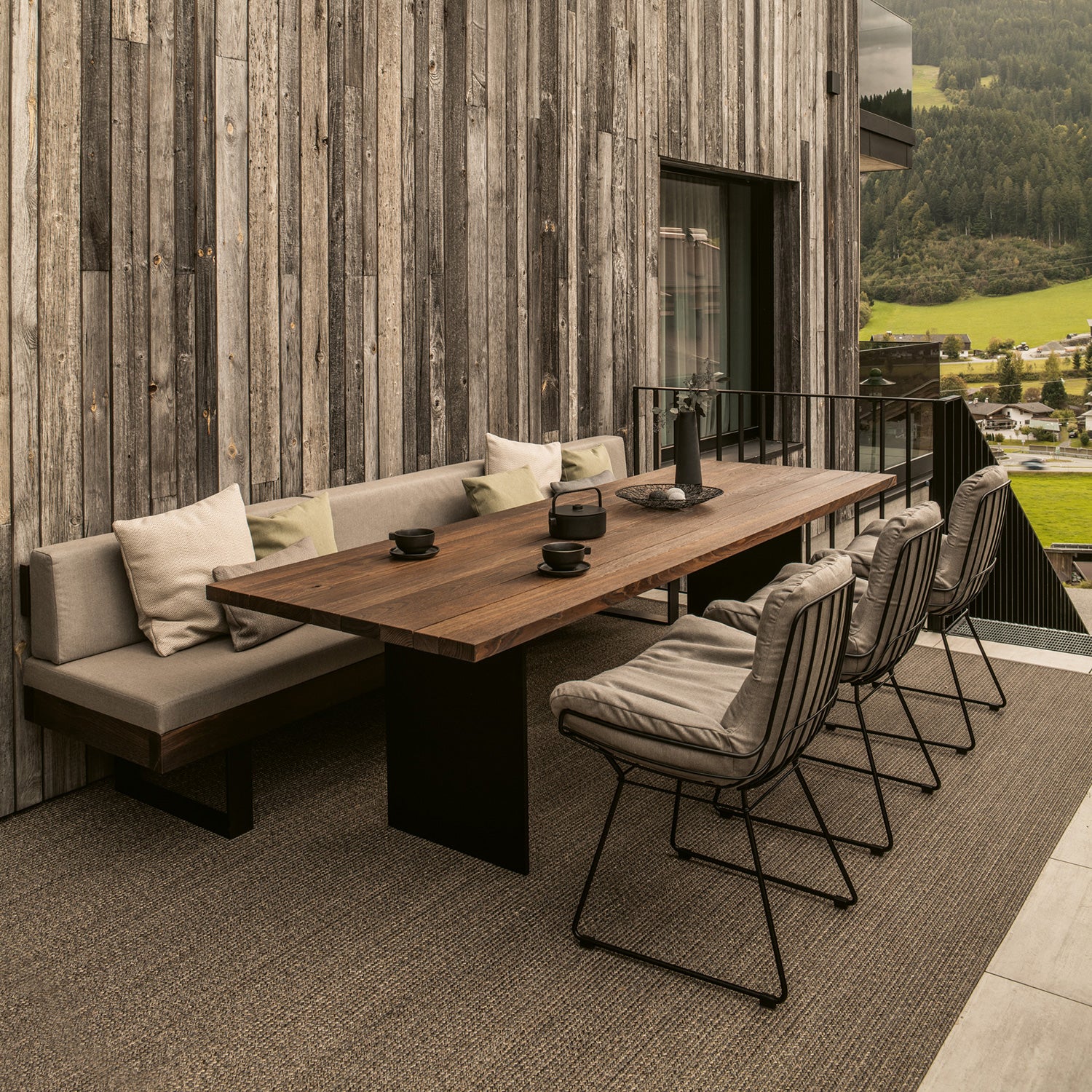 janua | bn 01 outdoor bench with backrest + wedge pillow | brushed chestnut sand + bronze base + natte heather grey 270cm - Image 3