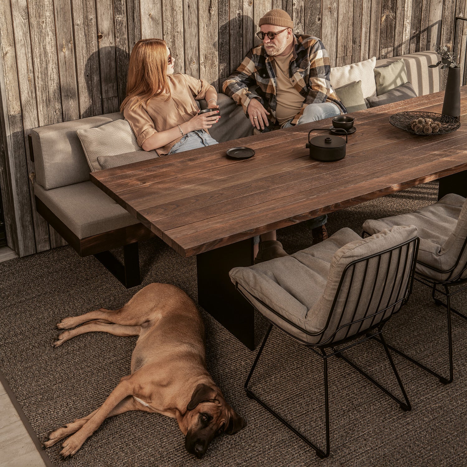 janua | bn 01 outdoor bench with backrest + wedge pillow | brushed chestnut sand + bronze base + natte heather grey 270cm - Image 4