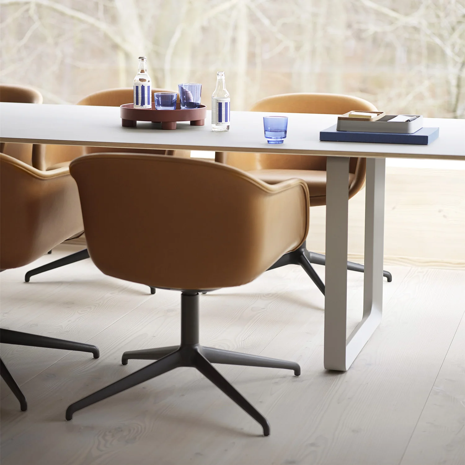 muuto | fiber conference armchair | swivel base | cognac leather + black ~ DC - Image 7