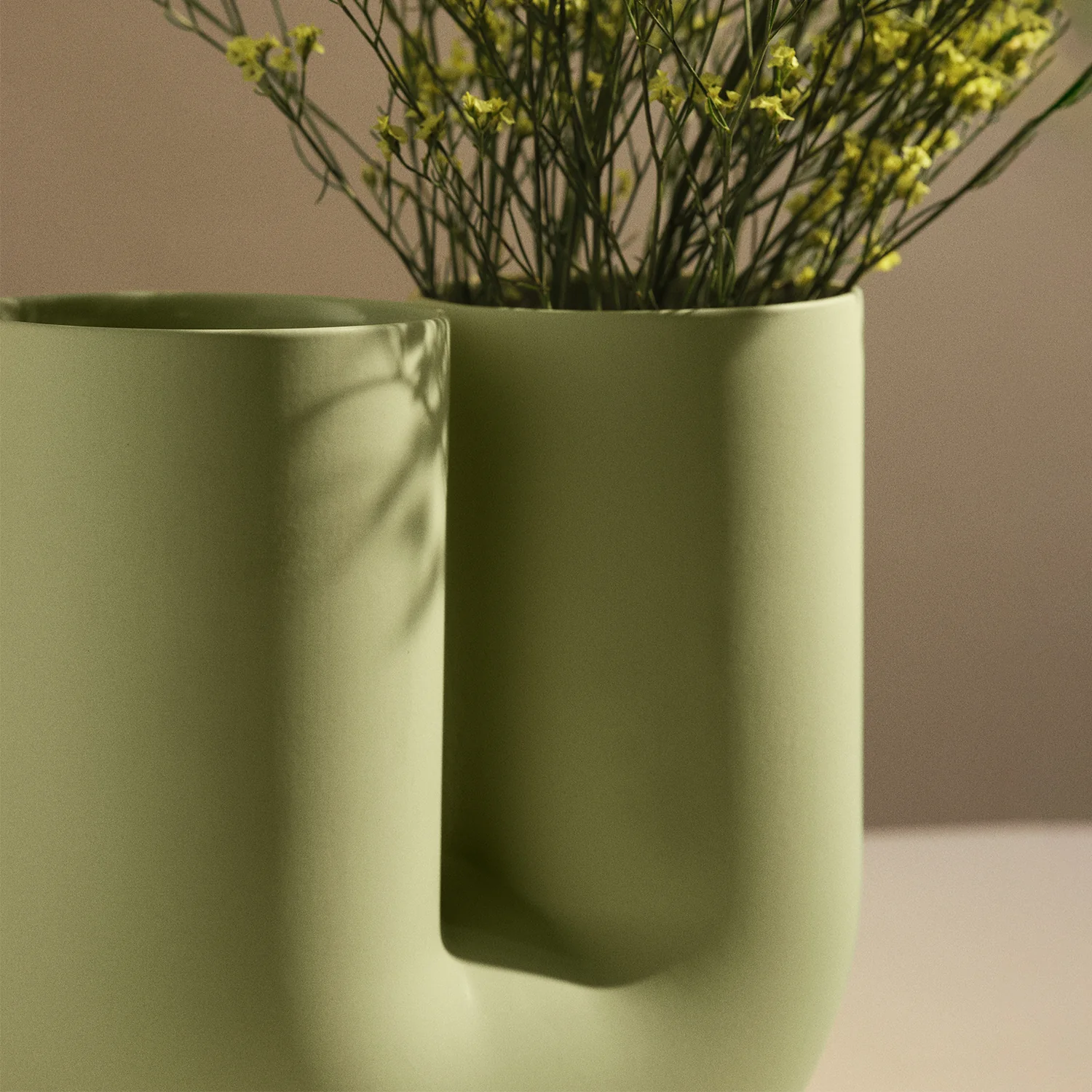 muuto | kink vase | light green earthenware 26cm - Image 7