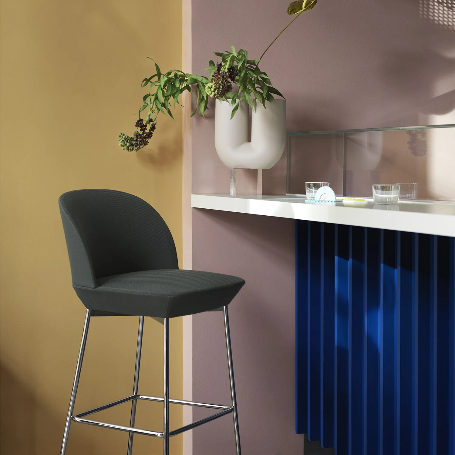 muuto | oslo counter stool 65cm | hallingdal 0116 + black leg - Image 6