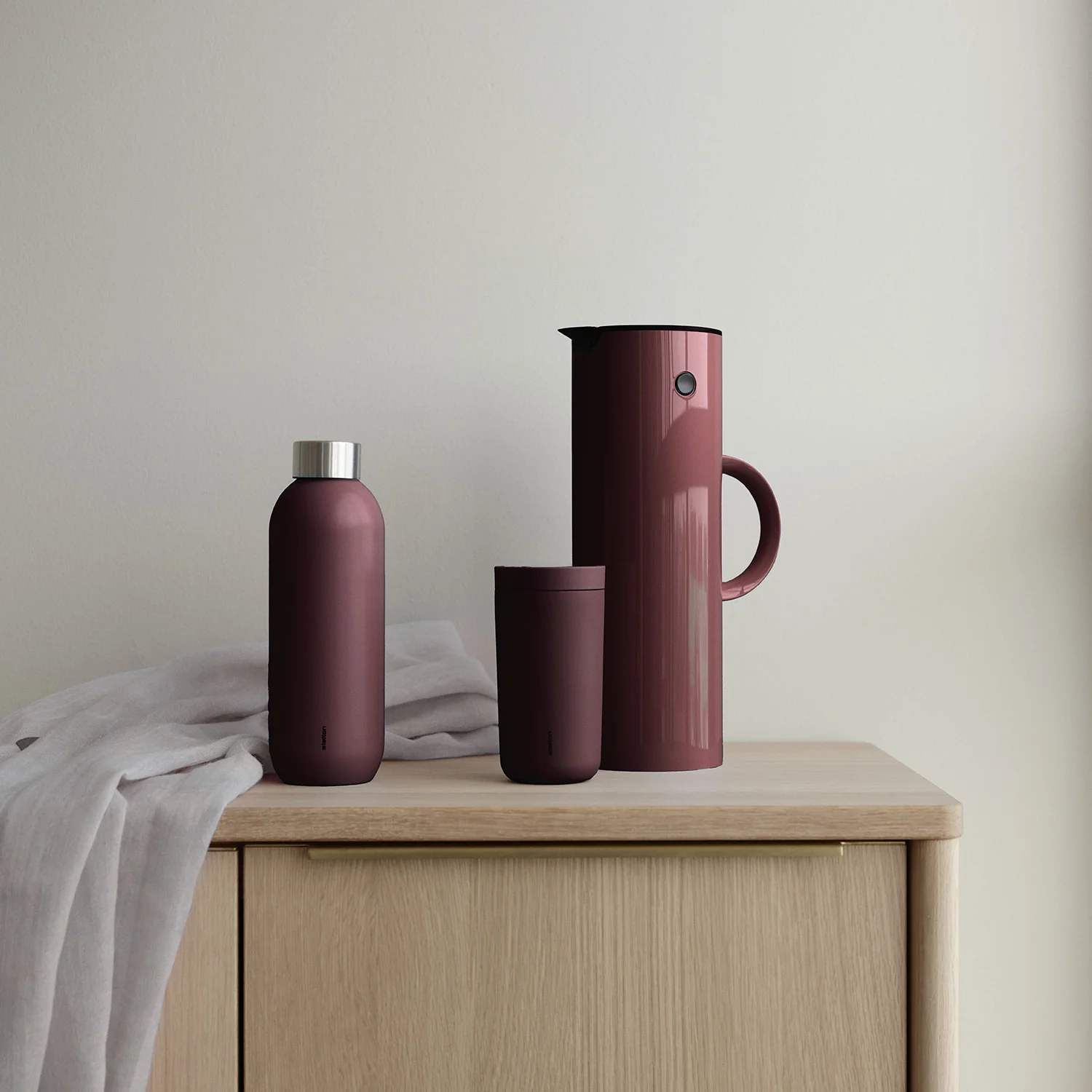 stelton | em77 vacuum jug | berry - DC - Image 2