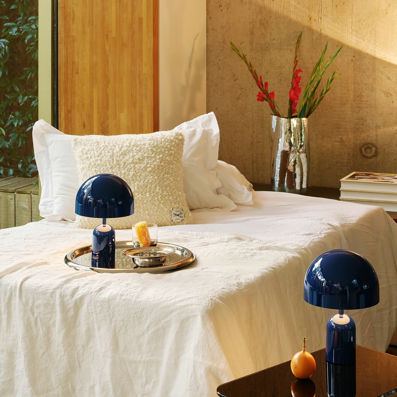 tom dixon | bell portable lamp | indigo - Image 5