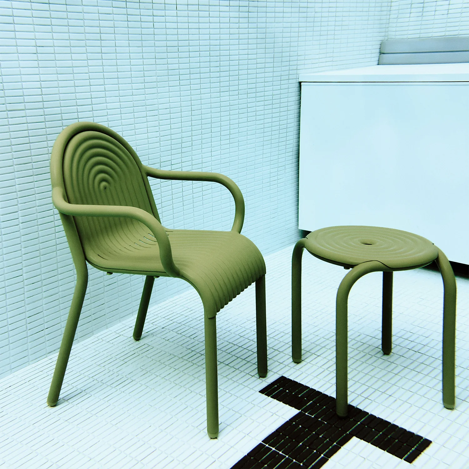 tom dixon | groove outdoor armchair | moss - Image 18